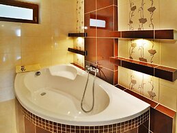 Comfortable Holiday Villa, Private Garden