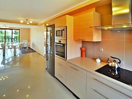 Comfortable Holiday Villa, Private Garden