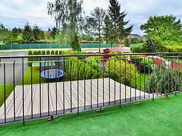 Comfortable Holiday Villa, Private Garden
