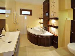 Comfortable Holiday Villa, Private Garden