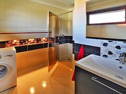 Comfortable Holiday Villa, Private Garden