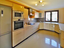 Comfortable Holiday Villa, Private Garden