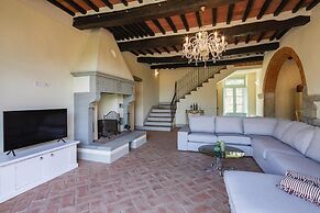 Beautiful Country House Villa Mezzavia With Private Pool in Costiglion