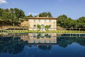 Beautiful Country House Villa Mezzavia With Private Pool in Costiglion