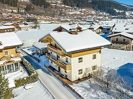 Apartment Eva in Wald im Pinzgau With Balcony