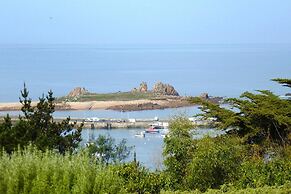 Sea-view Holiday Home With Terrace, Plougasnou