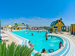 Holiday Complex Cristoforo Colombo With Communal Pool in Caorle