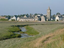 Charming Cottage on Idyllic Property, Near the Beach, Denneville