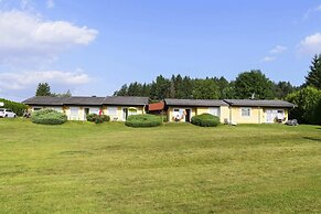 Bungalow on Lake Klopein With Garden