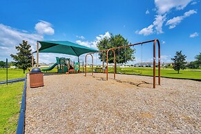 12 Mi to Disney Parks: Townhome w/ Pool Access!