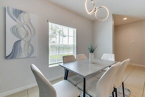 12 Mi to Disney Parks: Townhome w/ Pool Access!