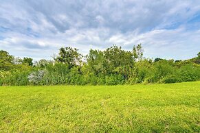 12 Mi to Disney Parks: Townhome w/ Pool Access!