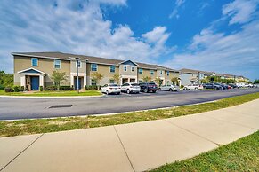 12 Mi to Disney Parks: Townhome w/ Pool Access!