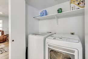 Glendale Gem: Outdoor Pool Table & Kitchen!