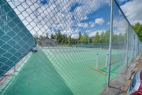 Near Hiking: Renovated Breck Condo w/ Tennis Court