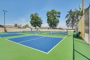 Branson Getaway w/ Pool Access < 4 Mi to 76 Strip!