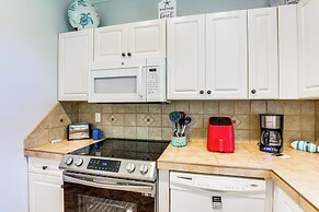 Myrtle Beach Condo w/ Pool: 7 Mi to Downtown!