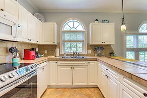 Myrtle Beach Condo w/ Pool: 7 Mi to Downtown!