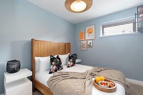Beautiful 2 Bedroom Apartment With Parking in The Docks