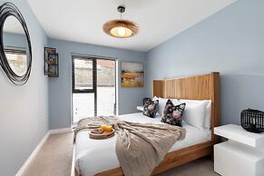 Beautiful 2 Bedroom Apartment With Parking in The Docks