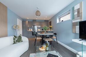 Beautiful 2 Bedroom Apartment With Parking in The Docks