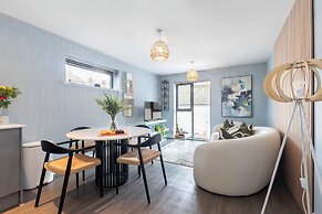 Beautiful 2 Bedroom Apartment With Parking in The Docks