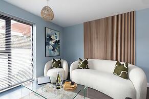 Beautiful 2 Bedroom Apartment With Parking in The Docks