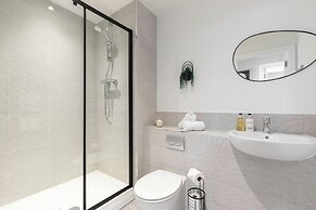 Beautiful 2 Bedroom Apartment With Parking in The Docks