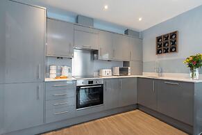 Beautiful 2 Bedroom Apartment With Parking in The Docks