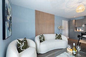 Beautiful 2 Bedroom Apartment With Parking in The Docks