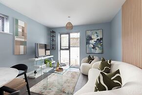 Beautiful 2 Bedroom Apartment With Parking in The Docks