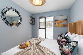 Beautiful 2 Bedroom Apartment With Parking in The Docks