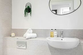 Beautiful 2 Bedroom Apartment With Parking in The Docks