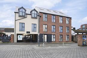 Beautiful 2 Bedroom Apartment With Parking in The Docks