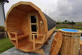 Holiday Resort With Sauna and Jacuzzi, Mielenko