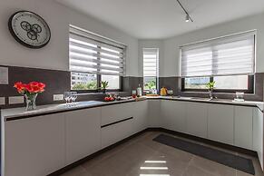 Exceptional Sunlit Apart Marsaskala Bay