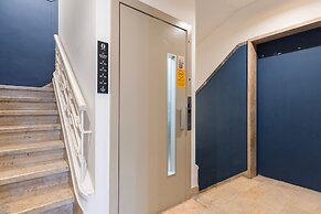 Carmo 43 by LovelyStay