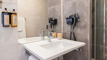 Carmo 43 by LovelyStay