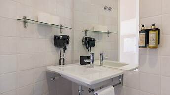 Carmo 43 by LovelyStay