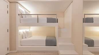 Carmo 43 by LovelyStay