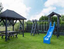 Cottage With a Fenced Garden, Kolczewo