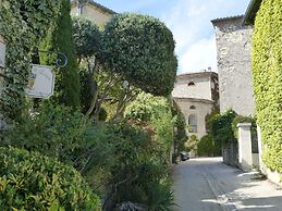 Pretty Stone House With Terrace and Garden, Lussan