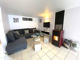 Pleasant Holiday Home, 200m From the Beach, St. Pair-sur-mer