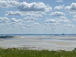 Pleasant Holiday Home, 200m From the Beach, St. Pair-sur-mer