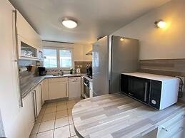 Pleasant Holiday Home, 200m From the Beach, St. Pair-sur-mer