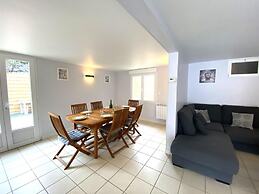 Pleasant Holiday Home, 200m From the Beach, St. Pair-sur-mer