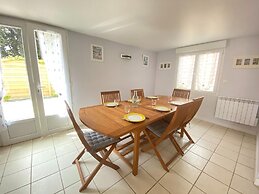 Pleasant Holiday Home, 200m From the Beach, St. Pair-sur-mer