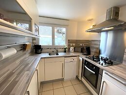 Pleasant Holiday Home, 200m From the Beach, St. Pair-sur-mer