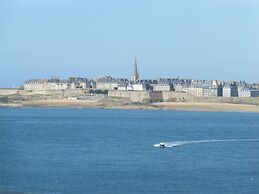 Pleasant Holiday Home, 200m From the Beach, St. Pair-sur-mer