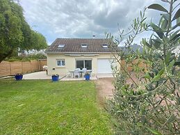 Pleasant Holiday Home, 200m From the Beach, St. Pair-sur-mer